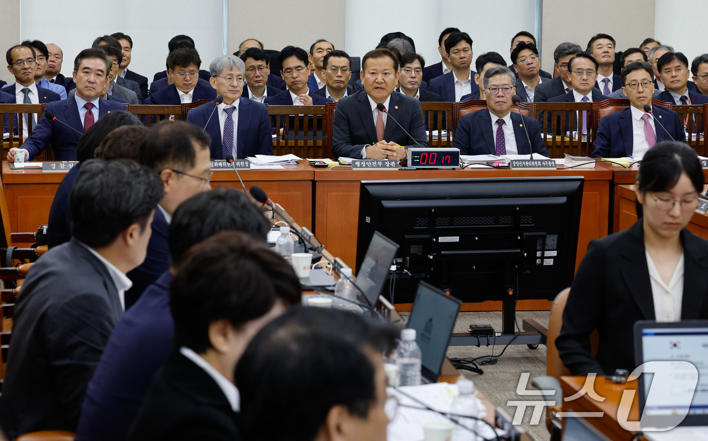 (서울=뉴스1) 안은나 기자 = 이상민 행정안전부 장관이 11일 오전 서울 여의도 국회에서 열린 행정안전위원회 전체회의에 출석해 의원 질의에 답하고 있다. 2024.7.11/뉴스1 …