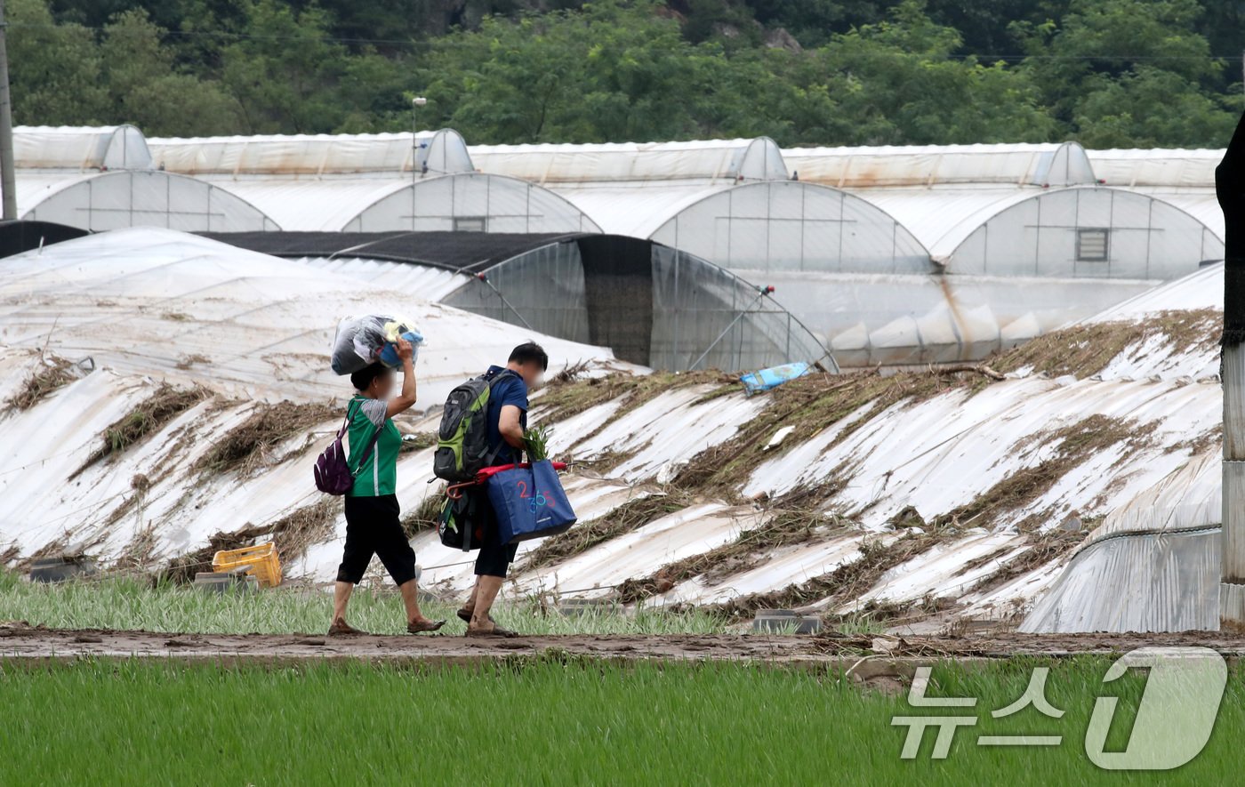 본문 이미지 - 어제 내린 집중호우로 마을 전체가 침수 피해를 입은 대전 서구 용촌동에서 11일 주민들이 짐을 챙겨 이동하고 있다. 2024.7.11/뉴스1 ⓒ News1 김기태 기자