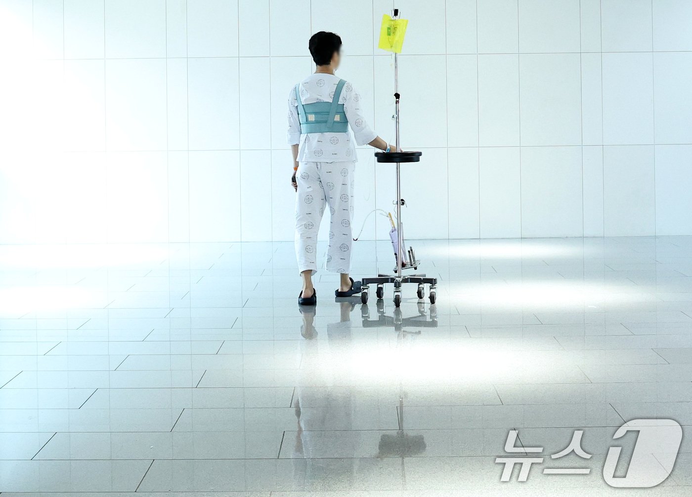 본문 이미지 - 의대 증원 갈등으로 촉발된 대형 병원들의 집단 휴진이 이어지는 가운데 11일 서울 성북구 고려대학교 안암병원에서 환자가 이동하고 있다. 2024.7.11/뉴스1 ⓒ News1 구윤성 기자