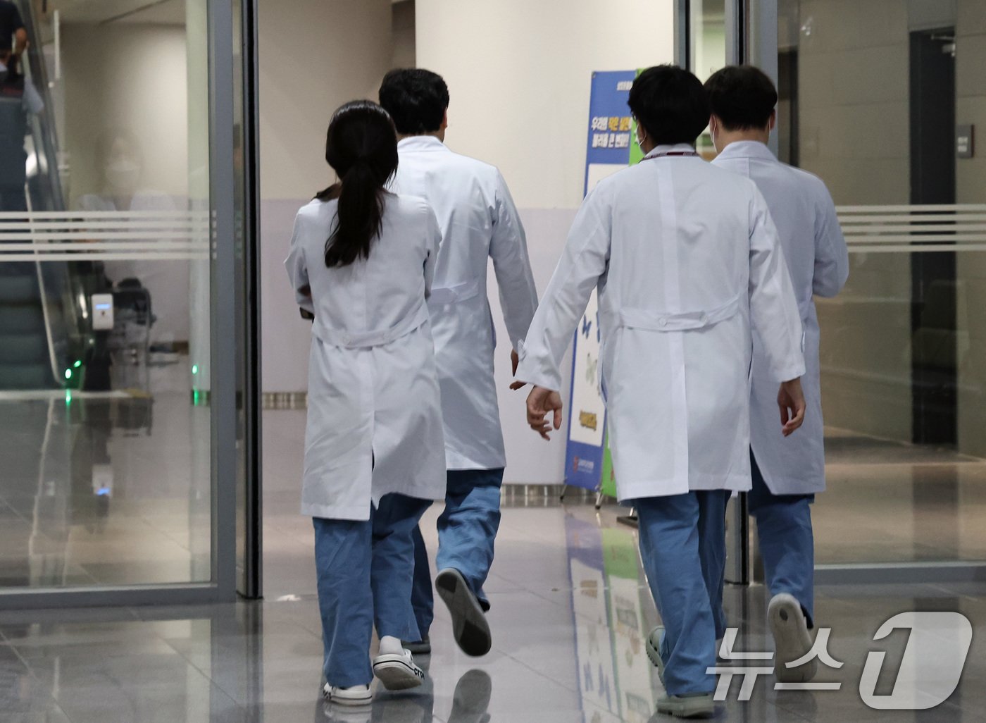 본문 이미지 - 의대 증원 갈등으로 촉발된 대형 병원들의 집단 휴진이 이어지는 가운데 11일 서울 성북구 고려대학교 안암병원에서 의료진이 이동하고 있다. 고려대 의대 교수 비상대책위원회는 최근 입장문을 통해 &#34;현 의료사태로 인한 의료인들의 누적된 과로를 피하고, 환자 안전을 지키기 위해 7월 12일을 기점으로 응급·중증 환자를 제외한 일반 진료를 대상으로 무기한 자율적 휴진을 진행한다＂고 밝혔다. 2024.7.11/뉴스1 ⓒ News1 구윤성 기자