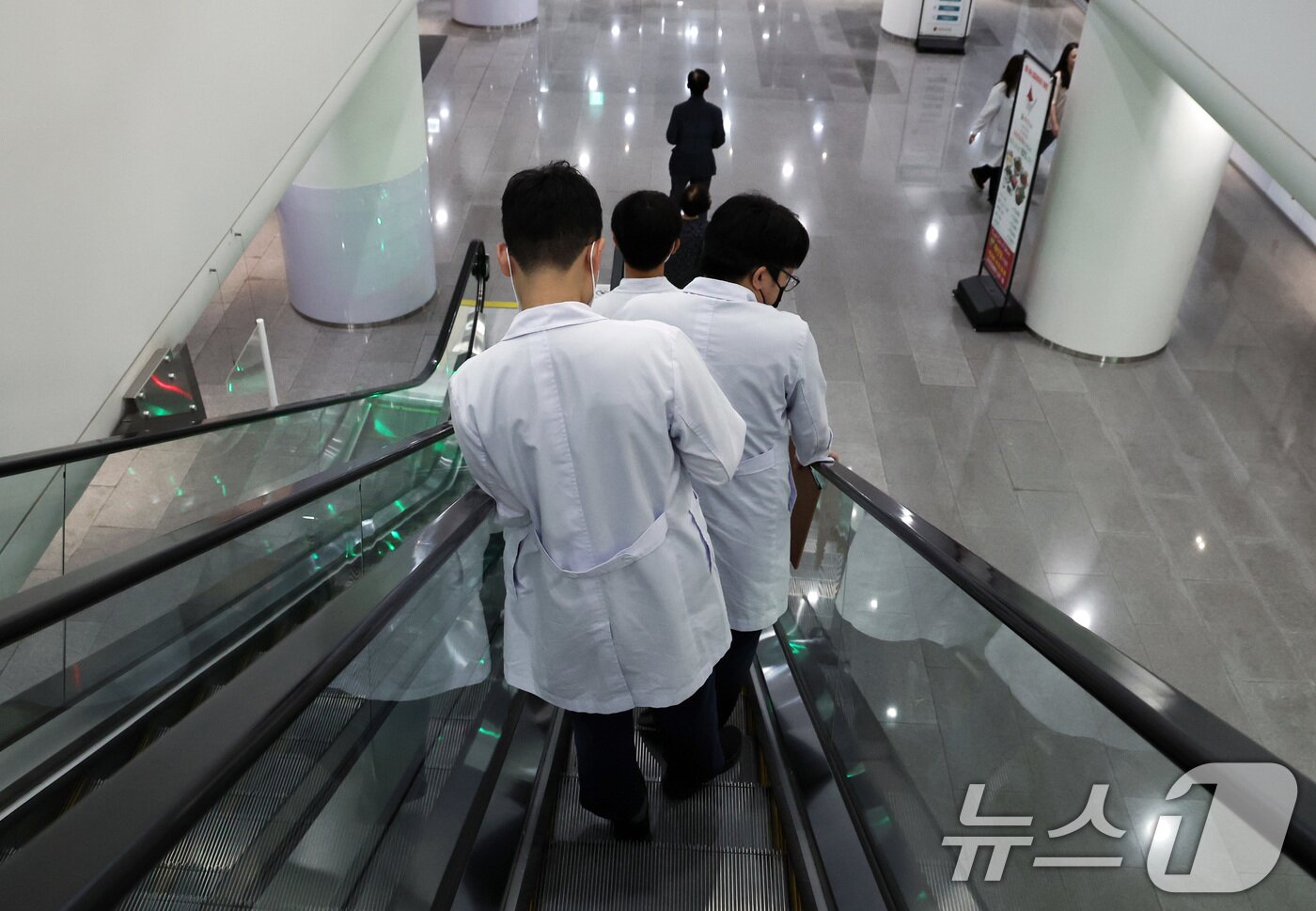 본문 이미지 - 서울 성북구 고려대학교 안암병원에서 의료진이 이동하고 있다.  2024.7.11/뉴스1 ⓒ News1 구윤성 기자