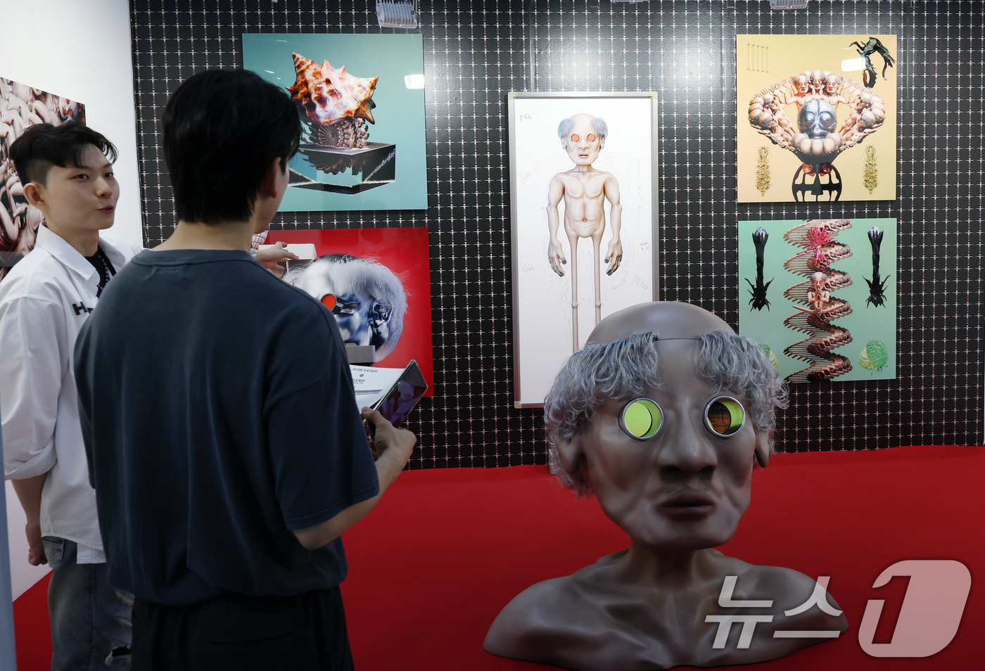 (서울=뉴스1) 박정호 기자 = 11일 서울 강남구 삼성동 코엑스에서 열린 어반&스트릿 아트 페스티벌 어반브레이크2024를 찾은 관람객이 작가에게 작품에 대한 설명을 듣고 있다. …