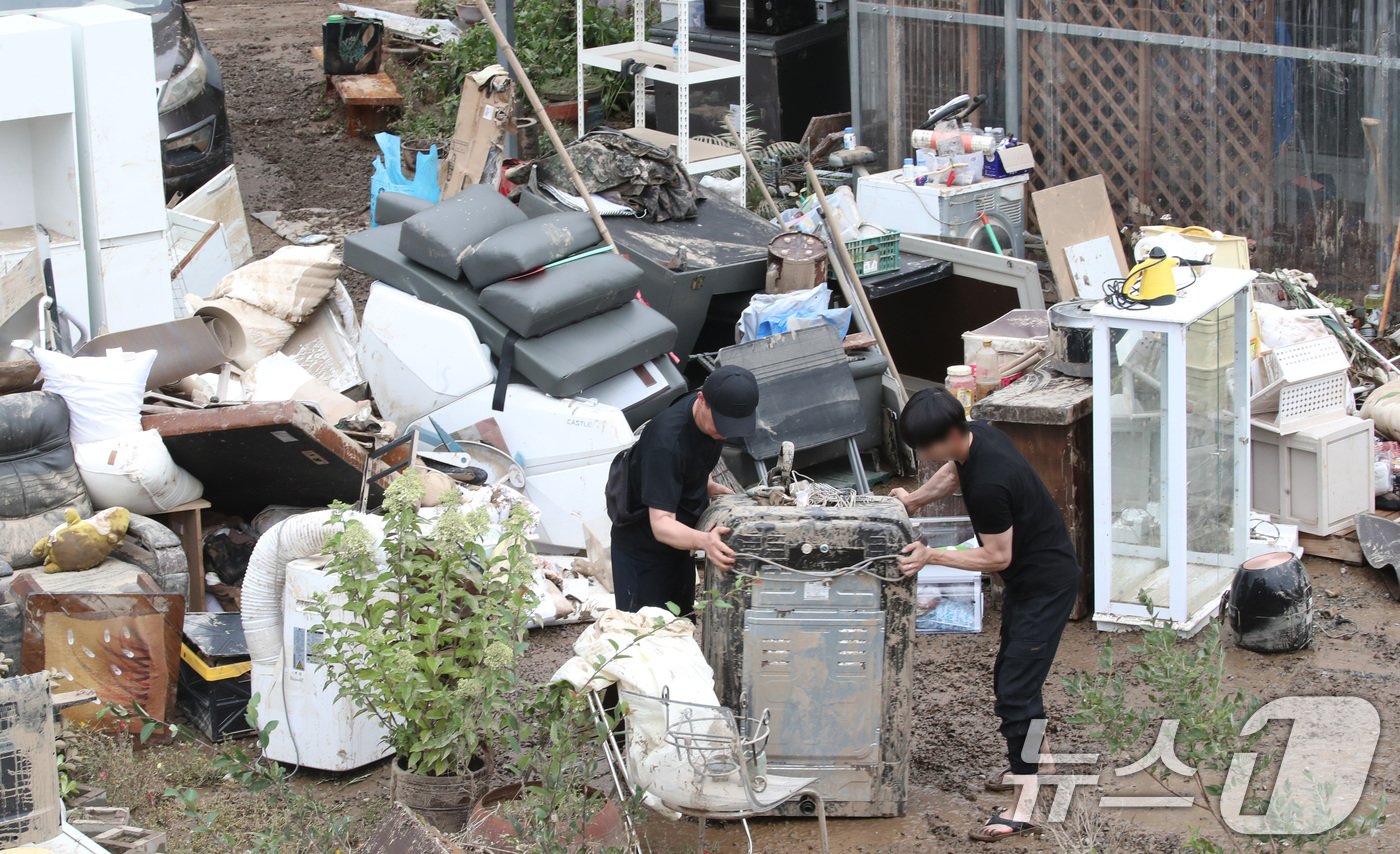 본문 이미지 - 어제 내린 집중호우로 마을 전체가 침수 피해를 입은 대전 서구 용촌동에서 11일 주민들이 복구작업을 하고 있다. 2024.7.11/뉴스1 ⓒ News1 김기태 기자