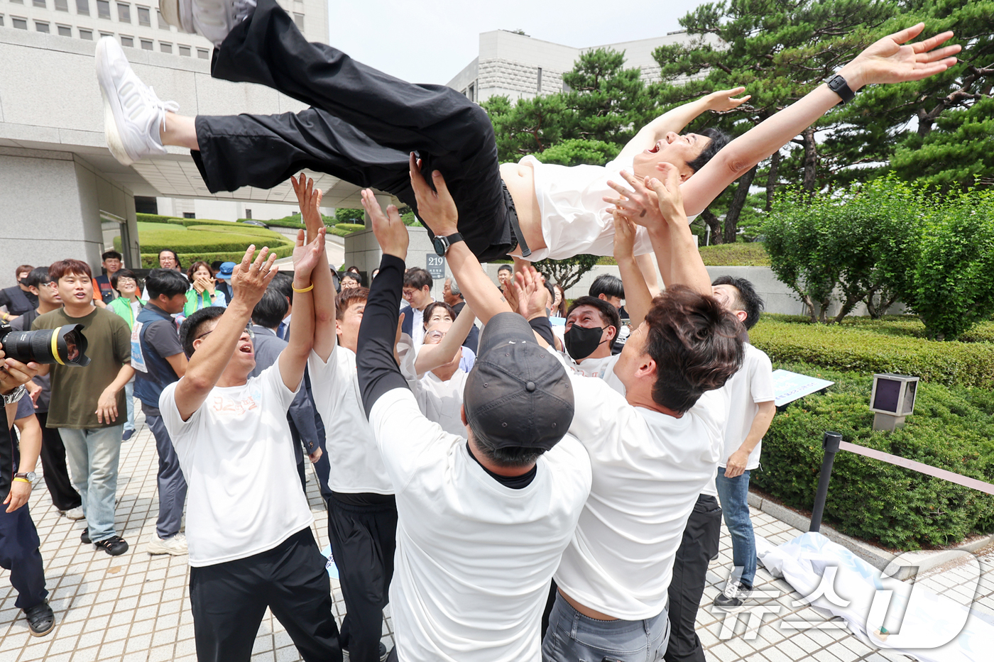 (서울=뉴스1) 민경석 기자 = 차헌호 금속노조 구미지부 아사히비정규직지회 지회장이 11일 서울 서초구 대법원에서 열린 근로자지위 확인 소송에서 최종 승소 판결을 받은 뒤 조합원들 …