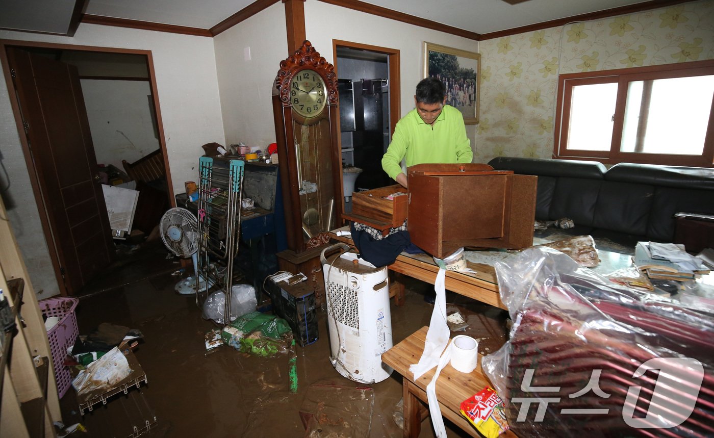 본문 이미지 - 어제 내린 집중호우로 마을 전체가 침수 피해를 입은 대전 서구 용촌동에서 11일 주민들이 복구작업을 하고 있다. 2024.7.11/뉴스1 ⓒ News1 김기태 기자