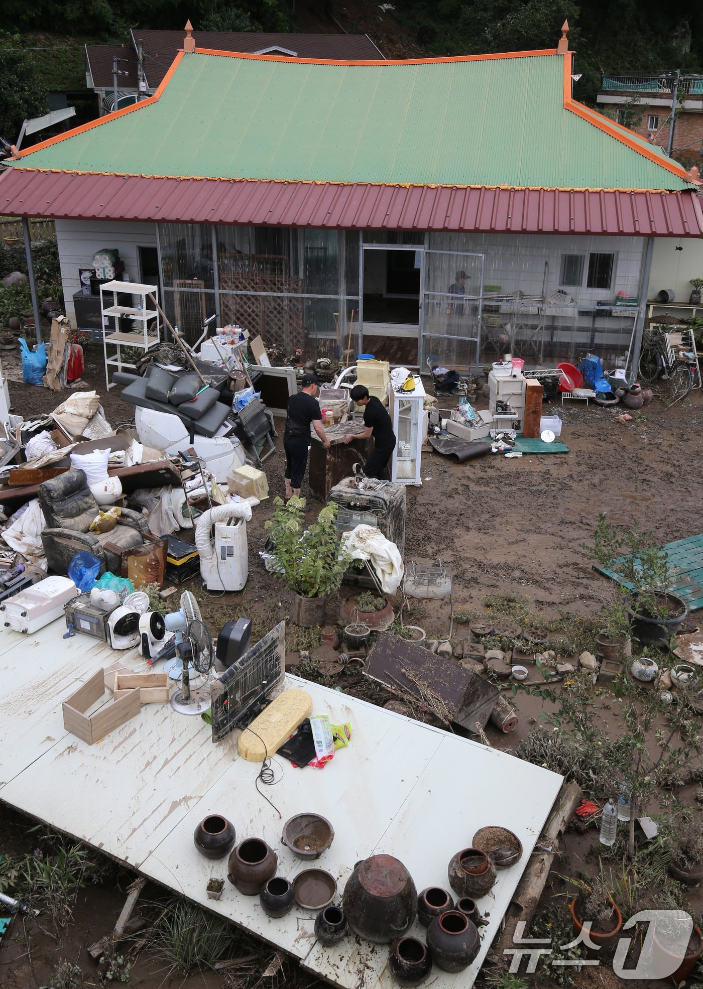 본문 이미지 - 어제 내린 집중호우로 마을 전체가 침수 피해를 입은 대전 서구 용촌동에서 11일 주민들이 복구작업을 하고 있다. 2024.7.11/뉴스1 ⓒ News1 김기태 기자