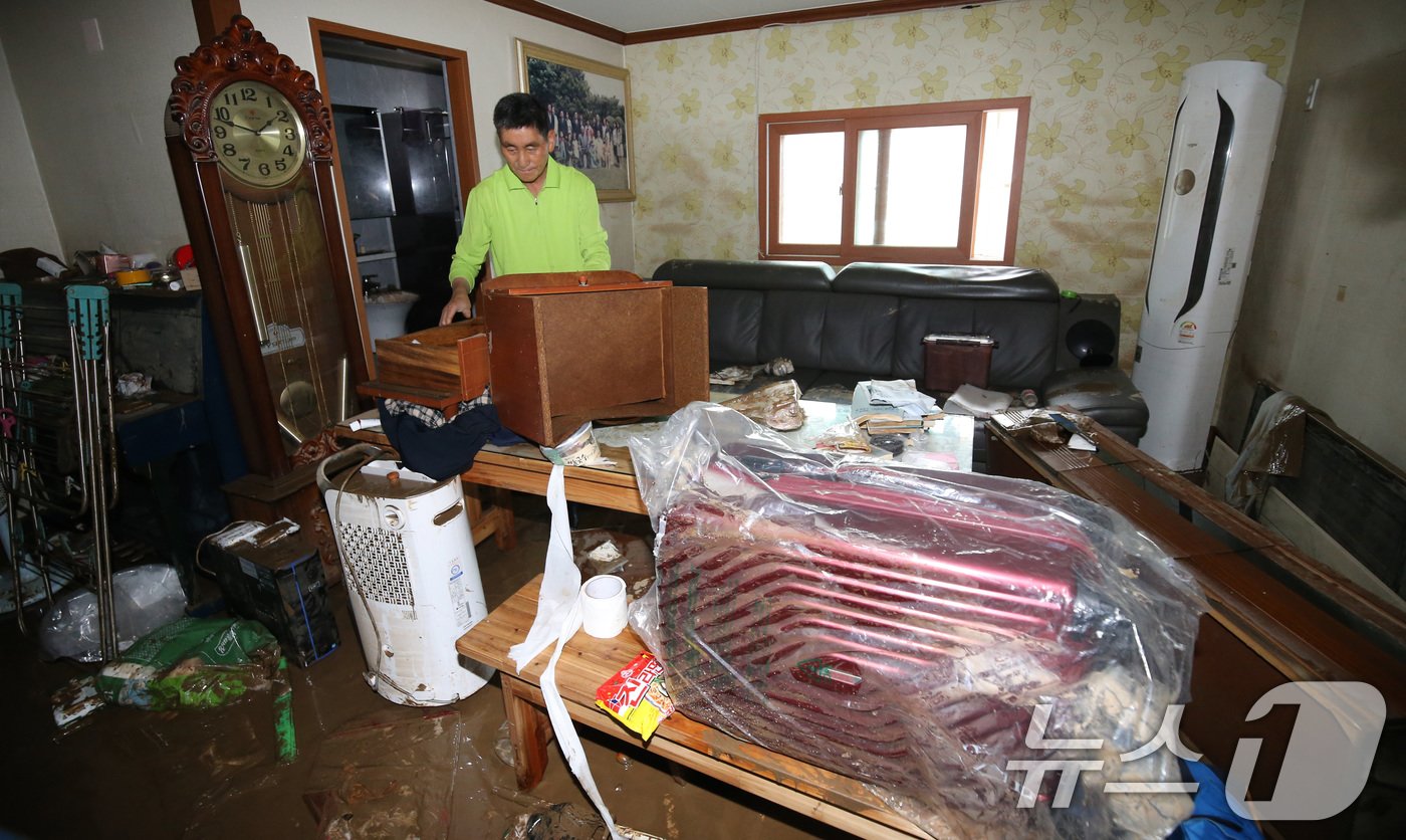 본문 이미지 - 어제 내린 집중호우로 마을 전체가 침수 피해를 입은 대전 서구 용촌동에서 11일 주민들이 복구작업을 하고 있다. 2024.7.11/뉴스1 ⓒ News1 김기태 기자