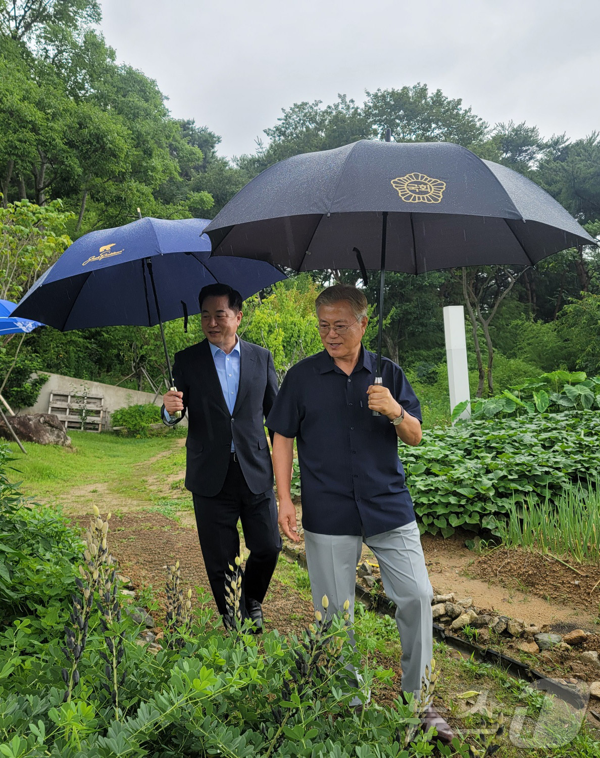 (서울=뉴스1) = 김두관 더불어민주당 당대표 후보가 11일 경남 양산 평산마을을 찾아 문재인 전 대통령을 예방하고 있다. (김두관 캠프 제공) 2024.7.11/뉴스1