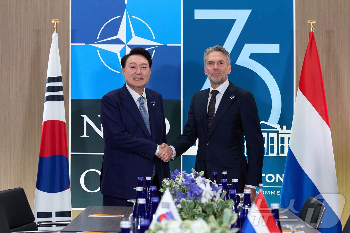 본문 이미지 - 윤석열 대통령이 10일(현지시간) 북대서양조약기구(NATO·나토) 75주년 정상회의가 개최된 미국 워싱턴DC 월터 E. 워싱턴 컨벤션센터에서 열린 한-네덜란드 정상회담에서 딕 스코프 네덜란드 총리와 악수하고 있다. (대통령실 제공공) 2024.7.11/뉴스1 ⓒ News1 송원영 기자
