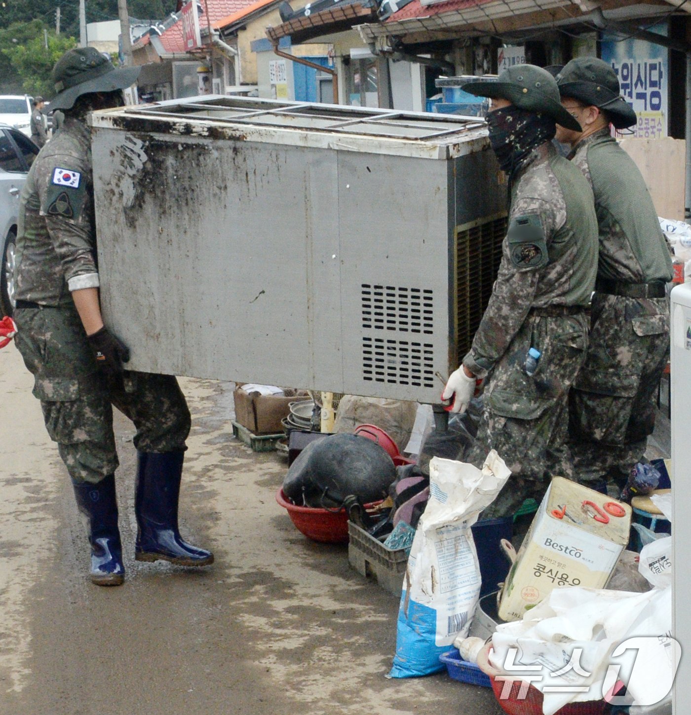 본문 이미지 - 11일 전북자치도 완주군 운주면 침수 피해 현장에서 장병들이 복구 작업을 하고 있다. 2024.7.11/뉴스1 ⓒ News1 유경석 기자
