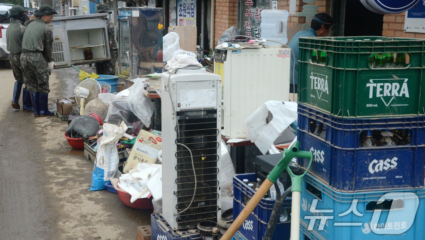 본문 이미지 - 11일 전북자치도 완주군 운주면 침수 피해 현장에서 장병들이 복구 작업을 하고 있다. 2024.7.11/뉴스1 ⓒ News1 유경석 기자