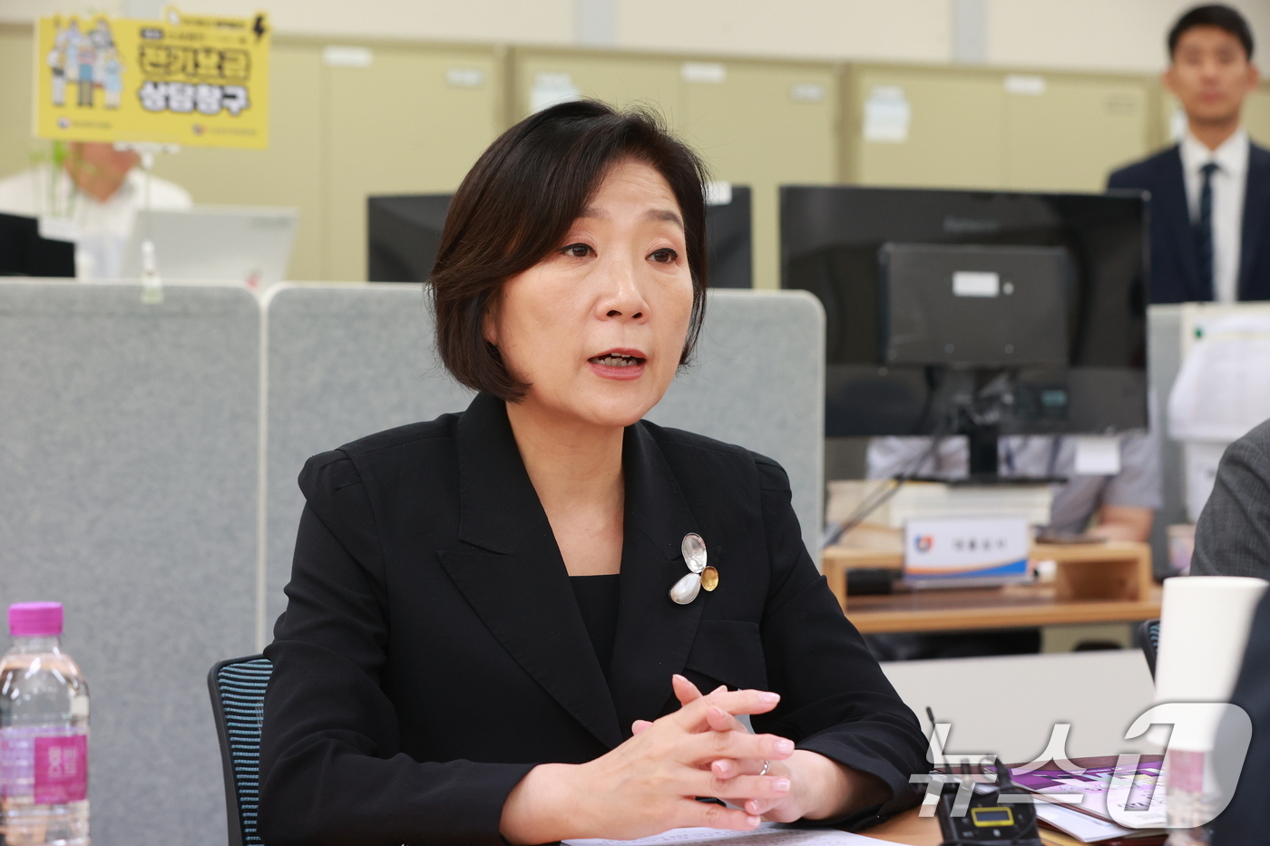 (서울=뉴스1) = 오영주 중소벤처기업부 장관이 11일 서울 영등포구 소상공인시장진흥공단 서울서부센터를 방문, 소상공인‧자영업자 종합대책 준비 상황을 점검하고 있다. (중소벤처기업 …