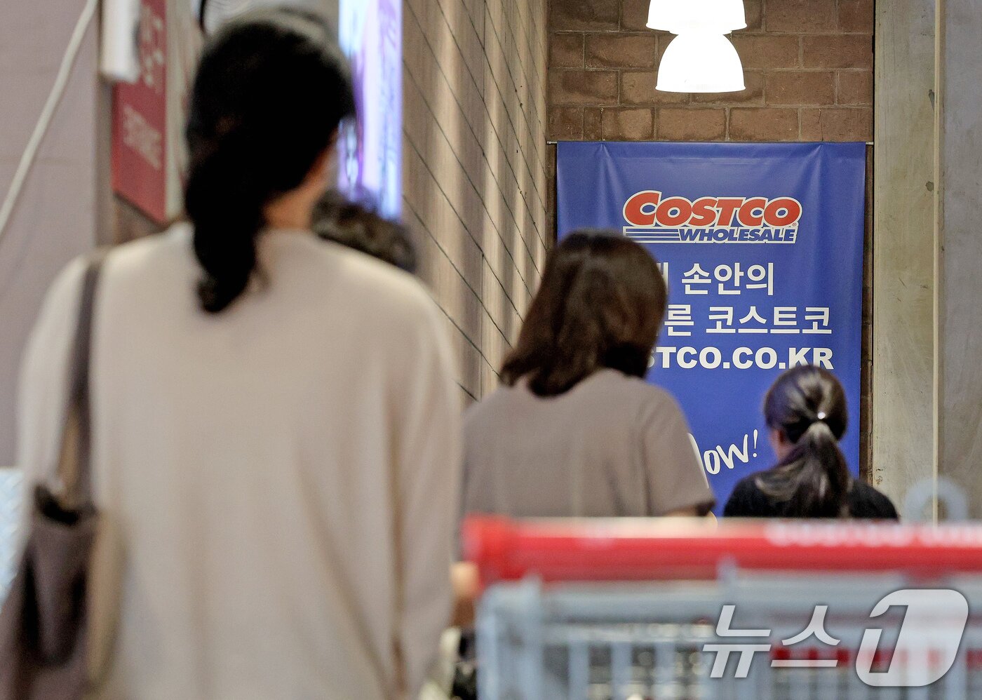 본문 이미지 - 경기 고양시 일산동구 코스트코를 찾은 시민들이 매장으로 들어가고 있다. 2024.7.11 ⓒ 뉴스1 장수영 기자
