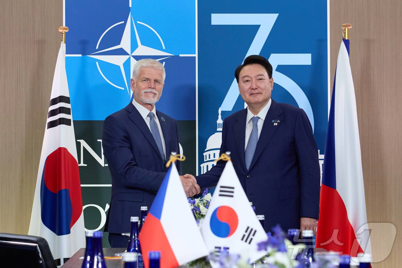 본문 이미지 - 윤석열 대통령이 10일(현지시간) 북대서양조약기구(NATO·나토) 75주년 정상회의가 개최된 미국 워싱턴DC 월터 E. 워싱턴 컨벤션센터에서 열린 한-체코 정상회담에서 페트르 파벨 체코 대통령과 악수하고 있다. (대통령실 제공) 2024.7.11/뉴스1 ⓒ News1 송원영 기자