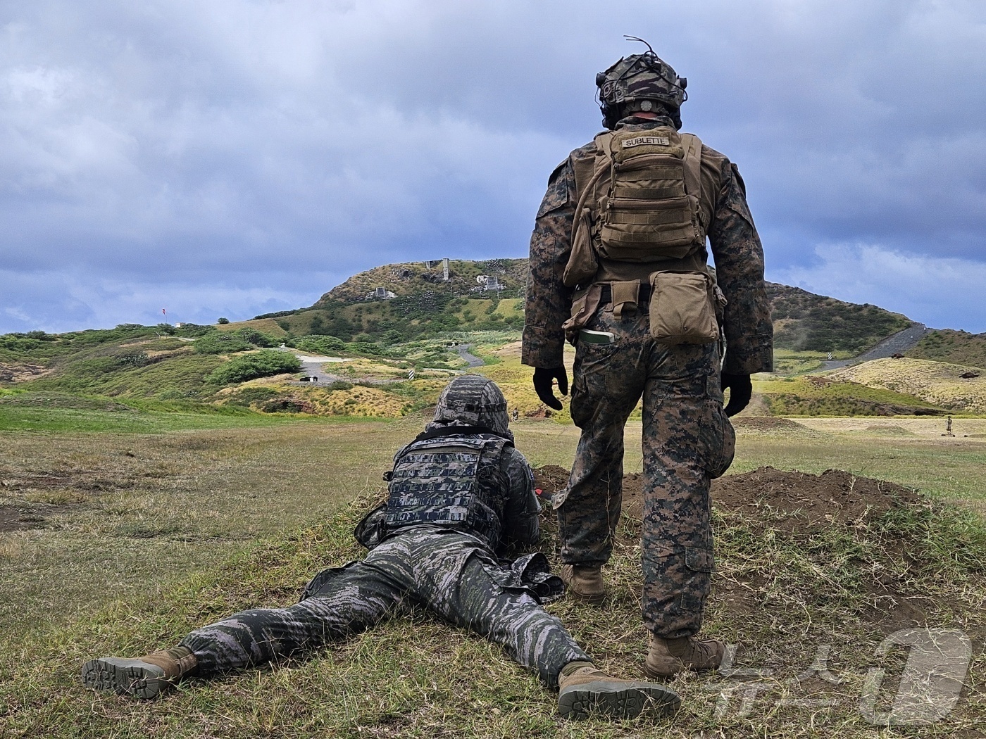 (하와이=뉴스1) 박응진 기자 = 10일(현지시각) 미국령 하와이 카네오헤에 위치한 미 해병대 기지 내 사격훈련장에서 우리 해병대 장병들이 분대기동사격 훈련을 하고 있다. 2024 …