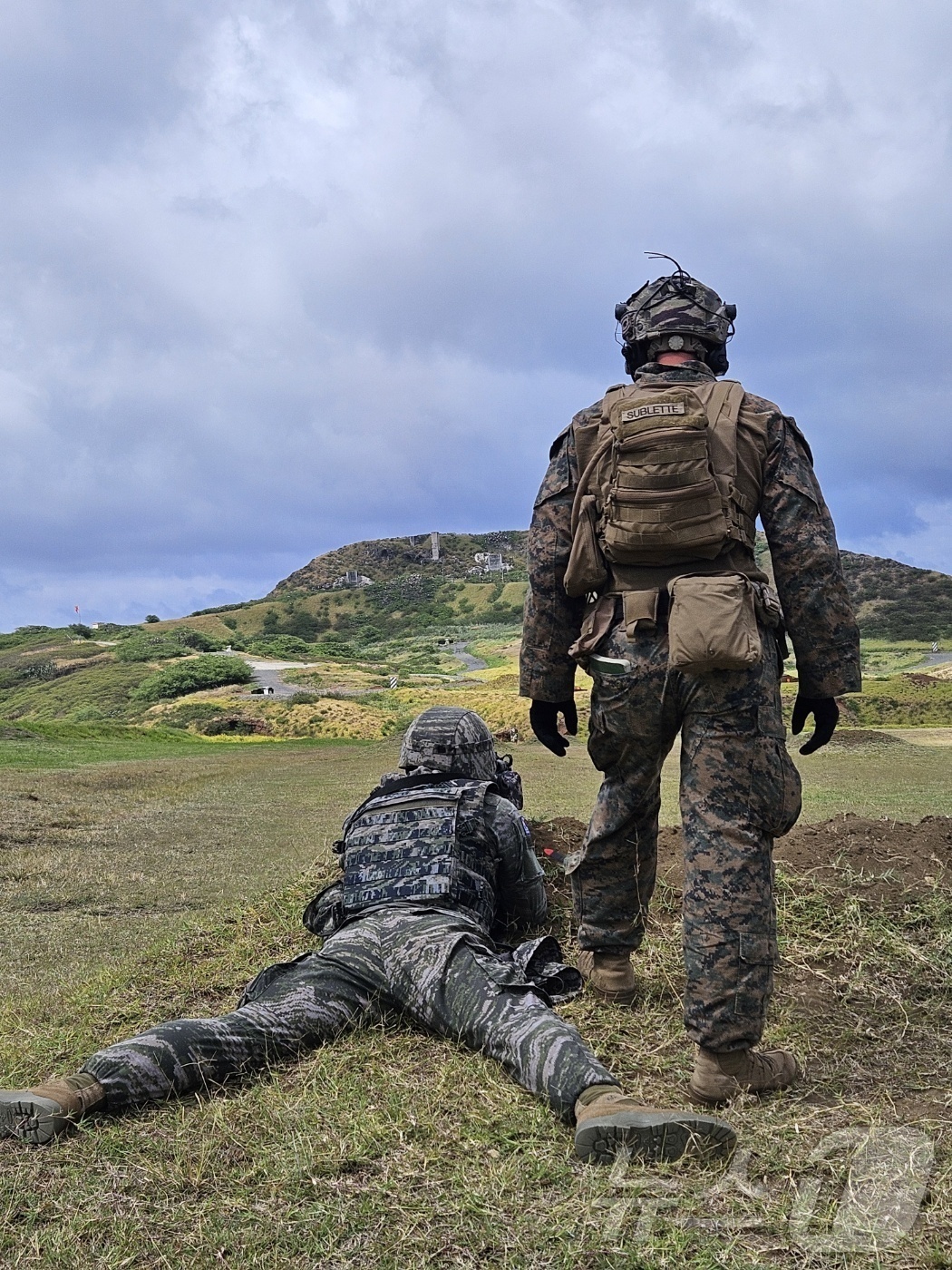 (하와이=뉴스1) 박응진 기자 = 10일(현지시각) 미국령 하와이 카네오헤에 위치한 미 해병대 기지 내 사격훈련장에서 우리 해병대 장병들이 분대기동사격 훈련을 하고 있다. 2024 …