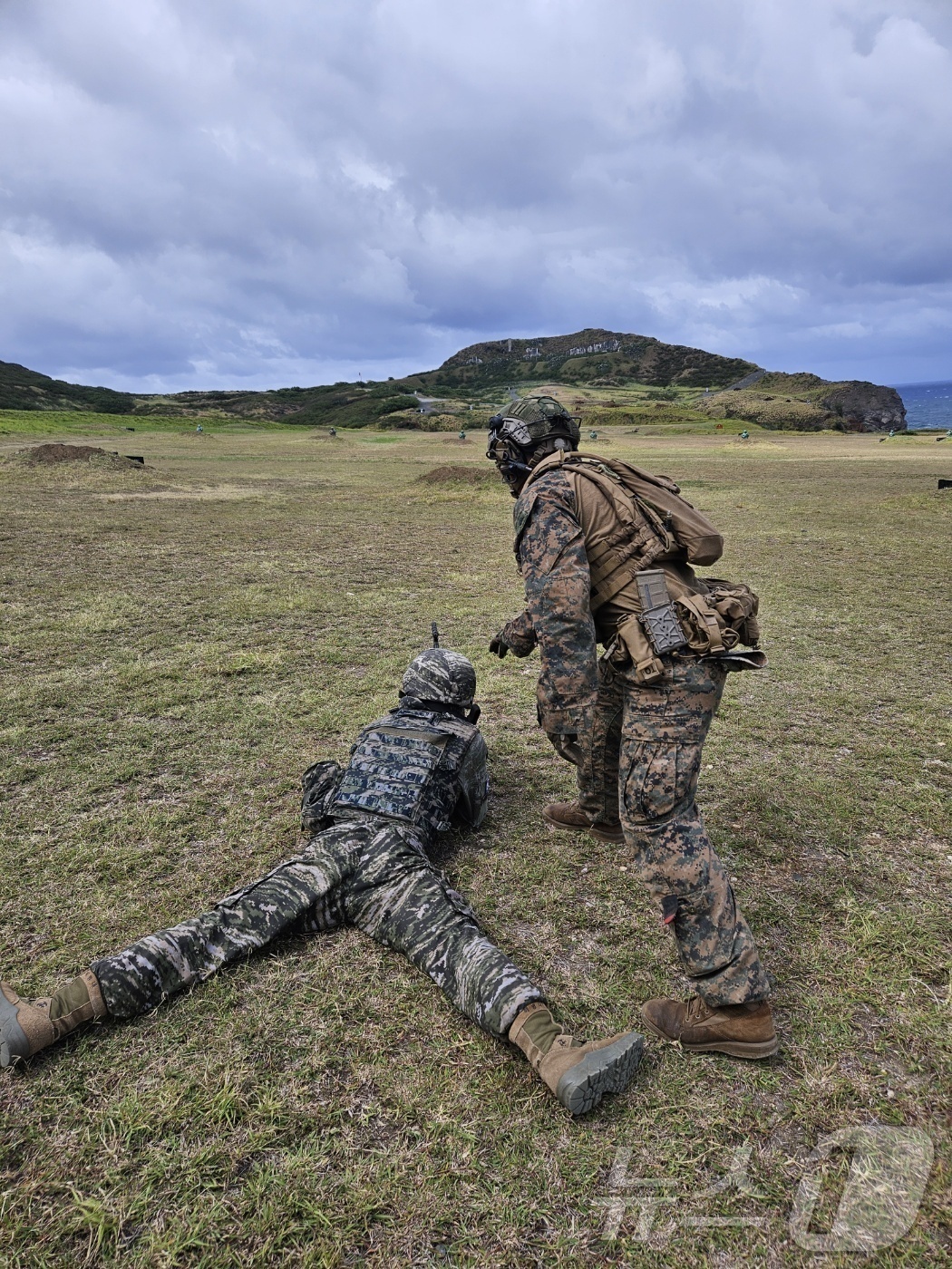 (하와이=뉴스1) 박응진 기자 = 10일(현지시각) 미국령 하와이 카네오헤에 위치한 미 해병대 기지 내 사격훈련장에서 우리 해병대 장병들이 분대기동사격 훈련을 하고 있다. 2024 …