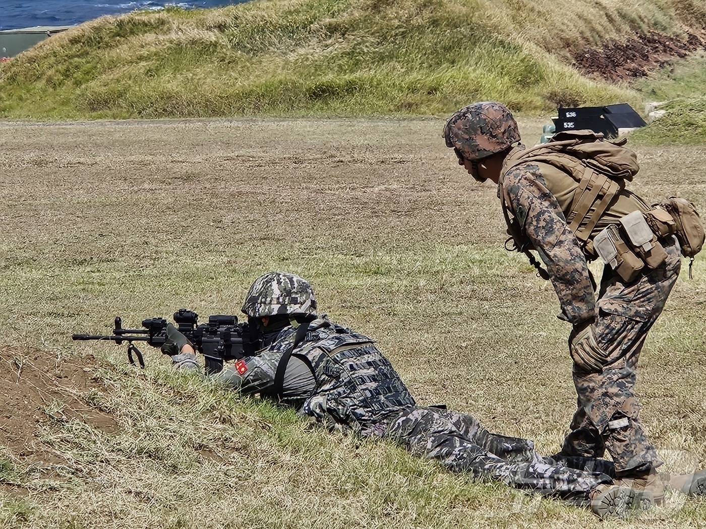 (하와이=뉴스1) 박응진 기자 = 10일(현지시각) 미국령 하와이 카네오헤에 위치한 미 해병대 기지 내 사격훈련장에서 우리 해병대 장병들이 분대기동사격 훈련을 하고 있다. 2024 …