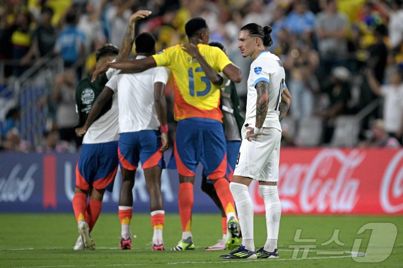 본문 이미지 - 콜롬비아에 패한 뒤 아쉬워하는 우루과이의 다윈 누녜스(오른쪽) ⓒ AFP=뉴스1