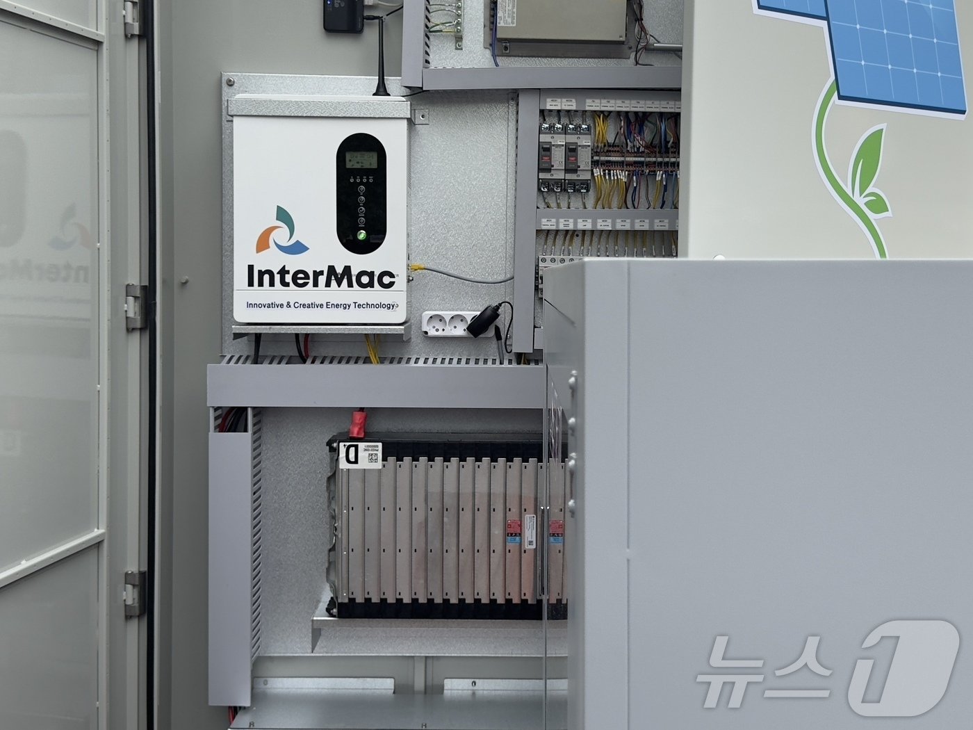 본문 이미지 - ‘스마트승강장’ 내부에 전기차 '코나'의 사용후 배터리가 활용되고 있다.2024.7.11.ⓒ News1 김세은 기자