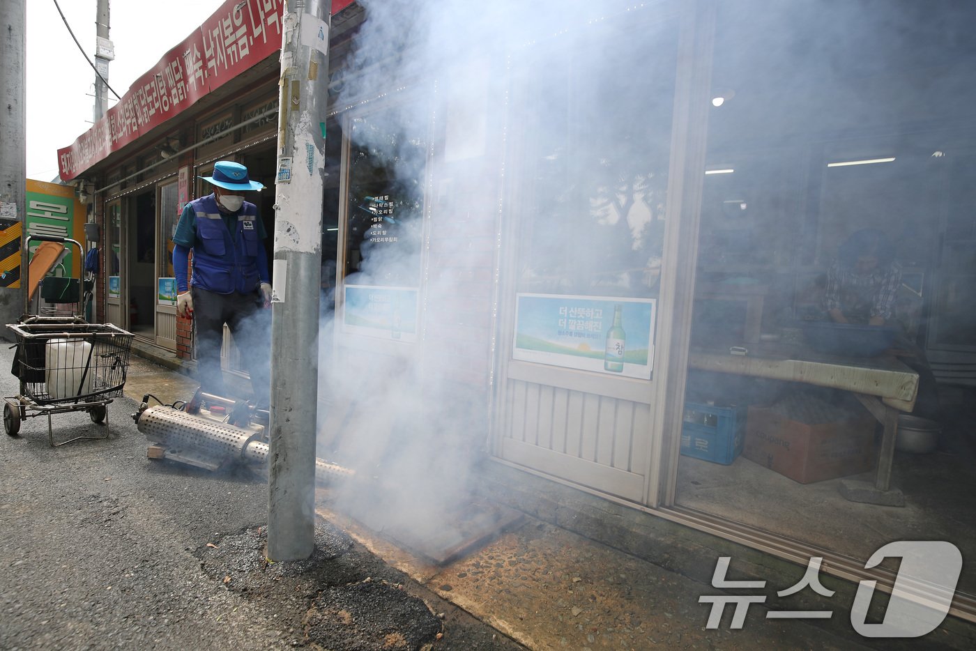 집중호우를 동반한 장마전선이 지나간 11일 오전 대구 동구 금호강 동촌유원지 수해 현장에서 동구보건소 방역반이 각종 전염병 등 추가 피해를 예방하기 위해 방역을 하고 있다. 2024.7.11/뉴스1 ⓒ News1 공정식 기자