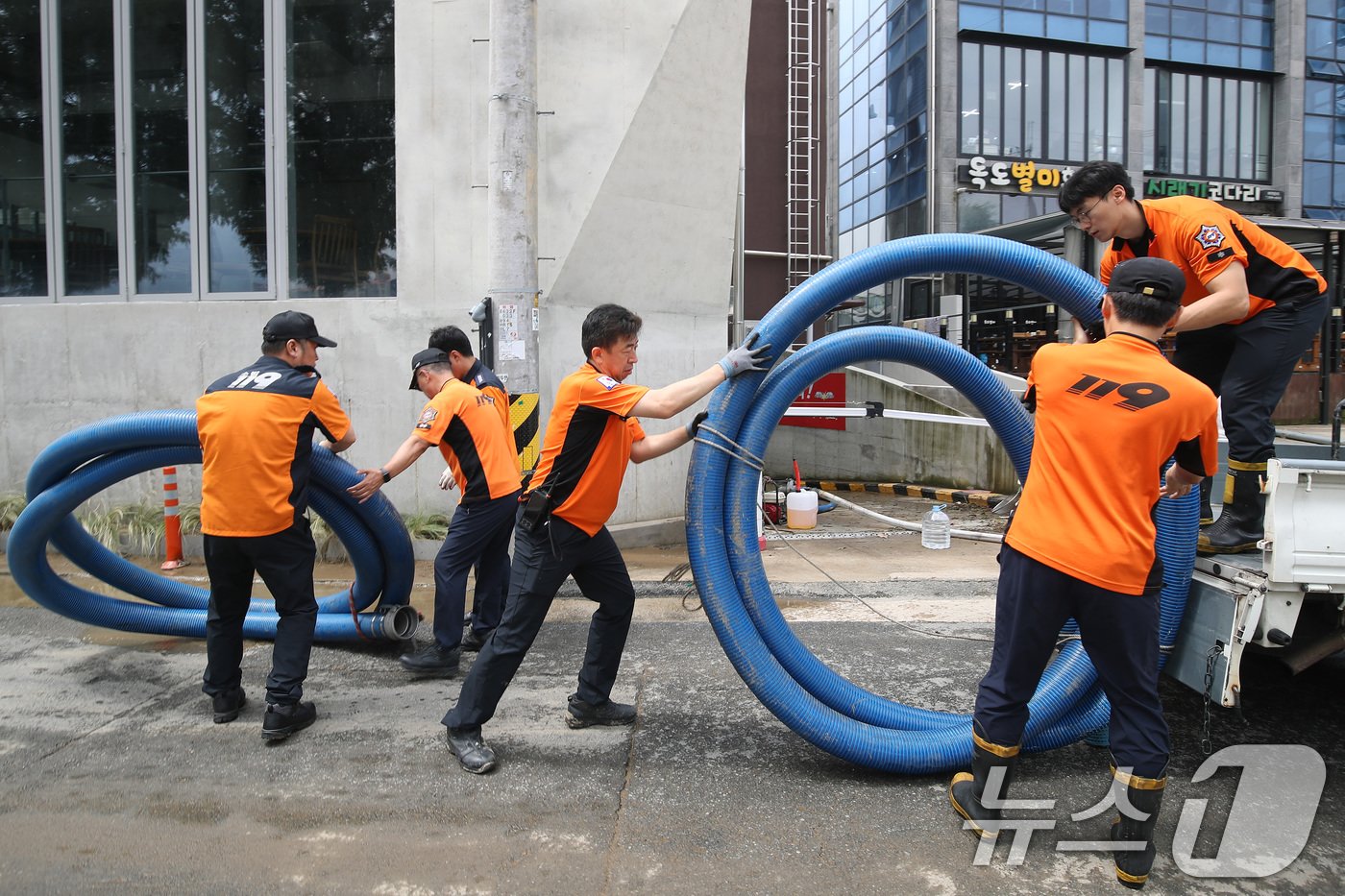 본문 이미지 - 집중호우를 동반한 장마전선이 지나간 11일 오전 대구 동구 금호강 동촌유원지 수해 현장에서 소방대원들이 배수작업을 준비하고 있다. 2024.7.11/뉴스1 ⓒ News1 공정식 기자