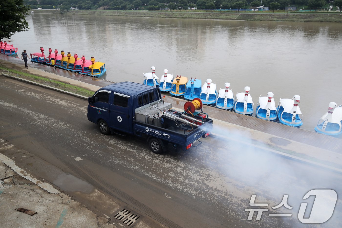 본문 이미지 - 집중호우를 동반한 장마전선이 지나간 11일 오전 대구 동구 금호강 동촌유원지 수해 현장에서 동구보건소 방역반이 각종 전염병 등 추가 피해를 예방하기 위해 방역을 하고 있다. 2024.7.11/뉴스1 ⓒ News1 공정식 기자