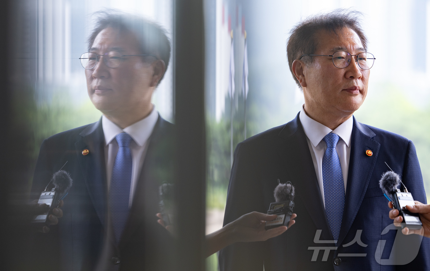 (과천=뉴스1) 이재명 기자 = 박성재 법무부 장관이 11일 오후 경기도 과천시 중앙동 법무부 청사로 들어서며 더불어민주당 검찰개혁 TF 관련 취재진 질문에 답변하고 있다.민주당이 …