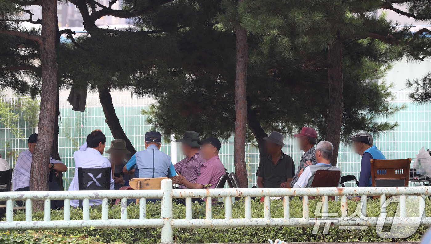 본문 이미지 - 경기 수원시의 한 공원에서 어르신들이 담소를 나누고 있다. 2024.7.11/뉴스1 ⓒ News1 김영운 기자