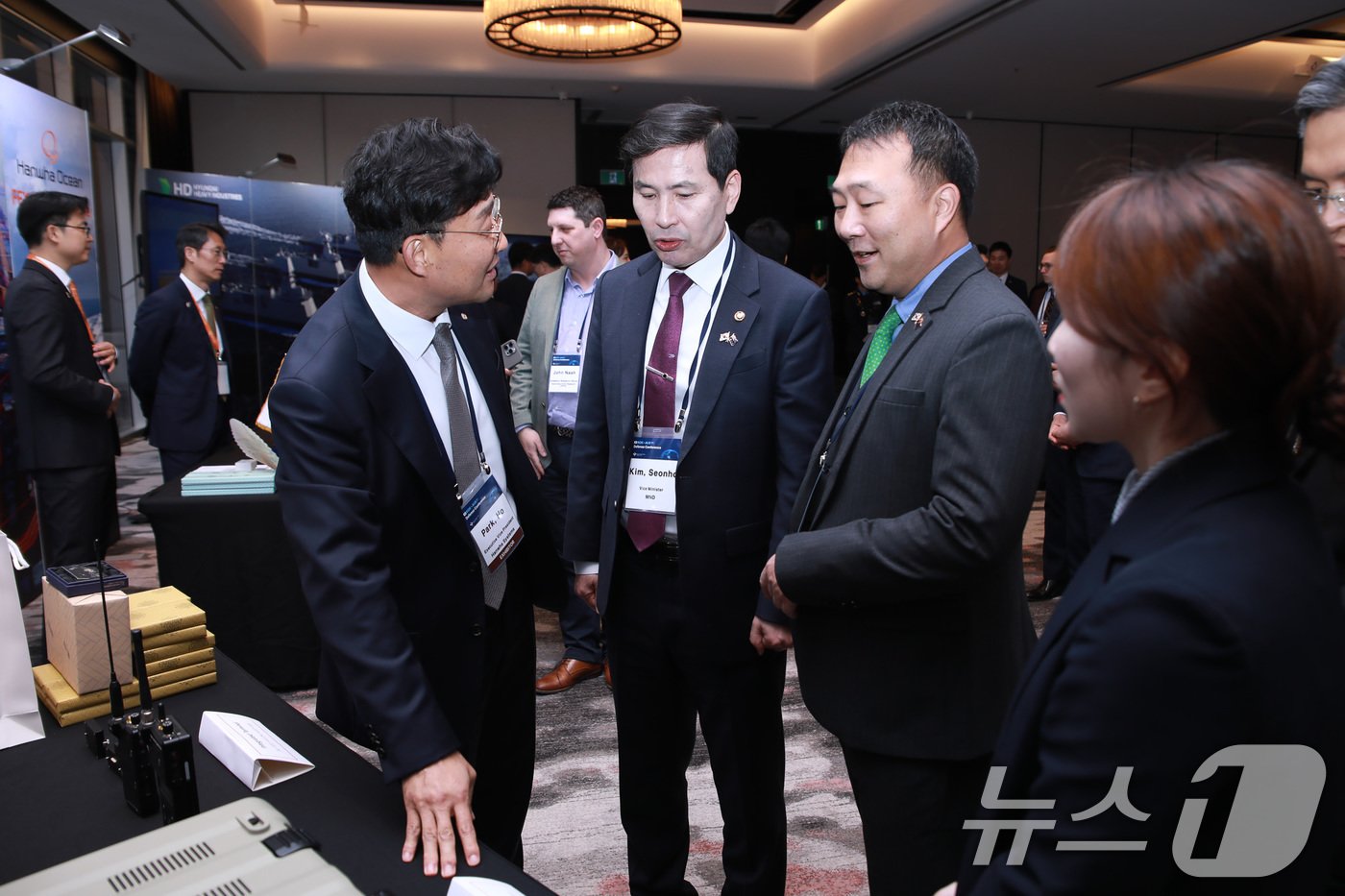 김선호 국방부 차관이 11일&#40;현지시각&#41; 호주 캔버라에서 열린 &#39;한-호주 국방·방산협력 컨퍼런스&#39; 내 국내 방산기업 무기체계 전시관을 방문, 한화시스템 관계자로부터 통신장비에 대한 설명을 듣고 있다. &#40;국방부 제공&#41; 2024.7.11/뉴스1