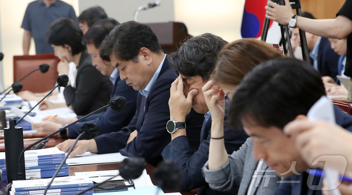 본문 이미지 - 11일 오후 세종시 정부세종청사 최저임금위원회에서 열린 제10차 전원회의에서 2025년도 최저임금 제시안 사용자위원측 9천870원과 근로자위원측 1만 1,200원을 놓고 이인재 위원장을 비롯한 공익위원들이 고심하며 회의에 임하고 있다. 2024.7.11/뉴스1 ⓒ News1 김기남 기자