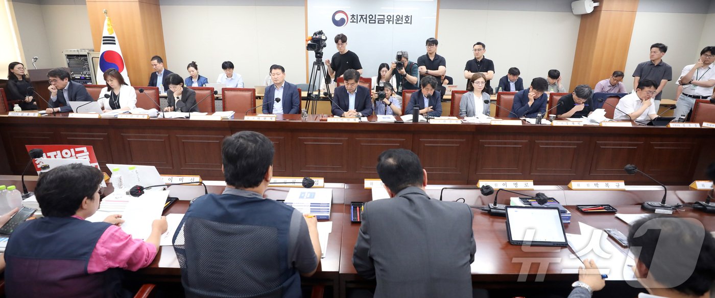 본문 이미지 - 11일 오후 세종시 정부세종청사 최저임금위원회에서 열린 제10차 전원회의에서 2025년도 최저임금 제시안 관련 사용자위원측과 근로자위원측이 협상을 시작하고 있다. 전 회의에서 사용자위원은 9천870원, 근로자위원측은 1만 1,200원을 제시했다 있다. 2024.7.11/뉴스1 ⓒ News1 김기남 기자