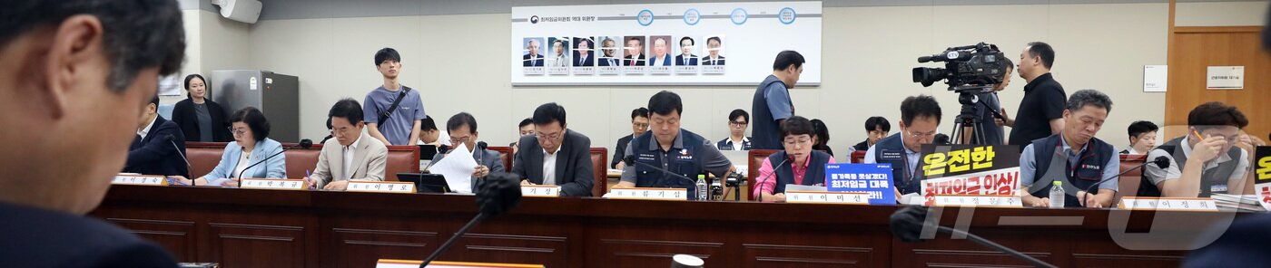 본문 이미지 - 11일 오후 세종시 정부세종청사 최저임금위원회에서 열린 제10차 전원회의에서 2025년도 최저임금 제시안 관련 사용자위원측과 근로자위원측이 협상을 시작하고 있다.  2024.7.11/뉴스1 ⓒ News1 김기남 기자