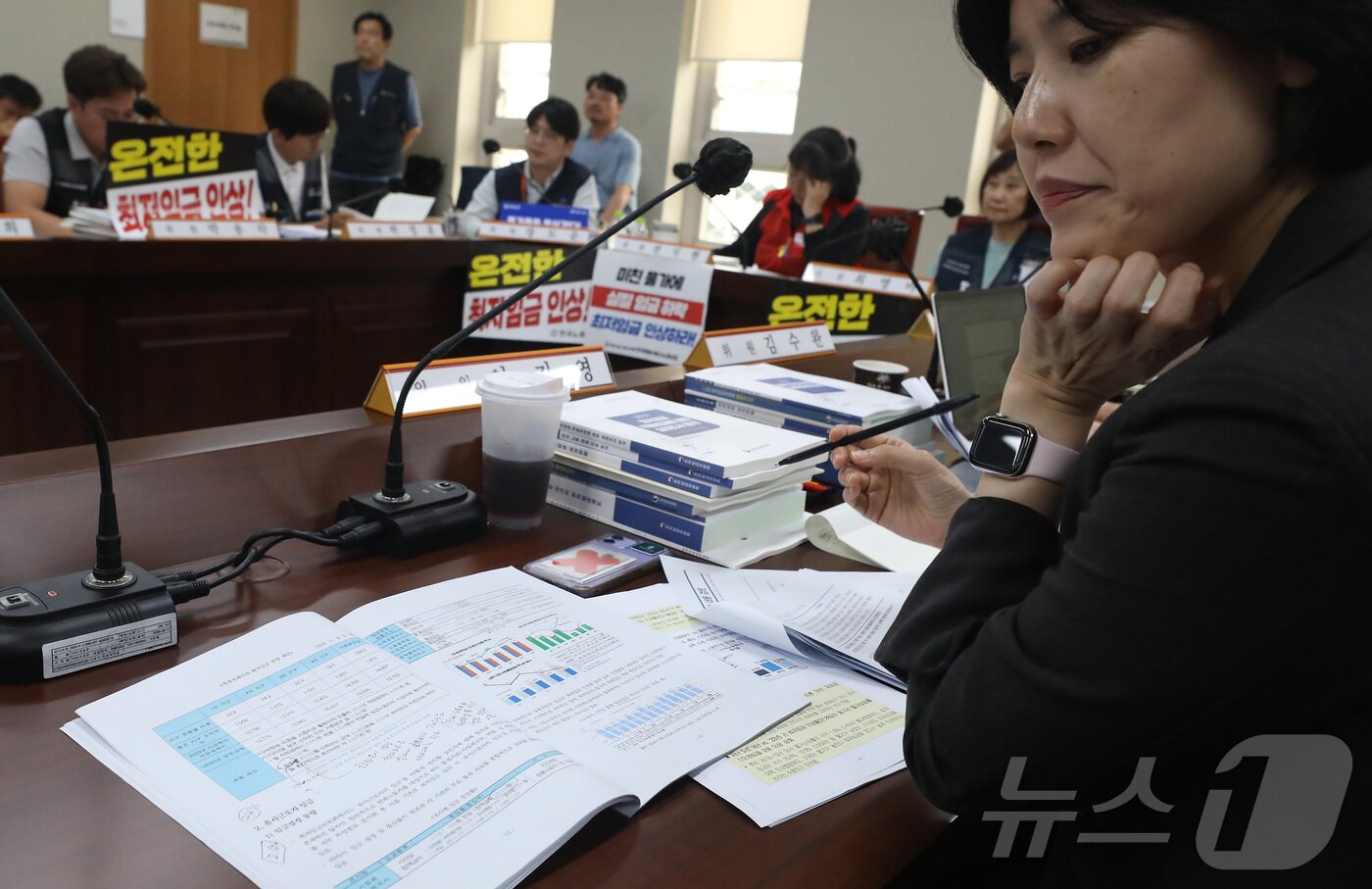 본문 이미지 - 11일 오후 세종시 정부세종청사 최저임금위원회에서 열린 제10차 전원회의에서 2025년도 최저임금 제시안 관련 사용자위원측과 근로자위원측이 협상을 시작하고 있다.  2024.7.11/뉴스1 ⓒ News1 김기남 기자