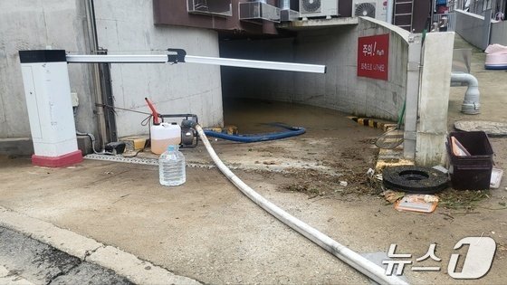 본문 이미지 - 11일 오전 대구 동구 동촌유원지에서 식당을 운영하는 A씨가 침수펌프시설로 침수된 지하주차장의 물을 퍼내고 있다.2024.7.11/뉴스1 ⓒ News1 이성덕 기자