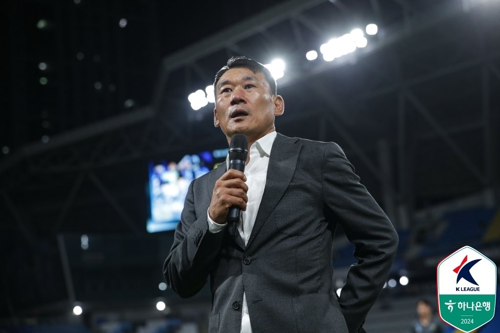 본문 이미지 - 사퇴에 앞서 팬들에게 인사하는 조성환 감독(한국프로축구연맹 제공) 