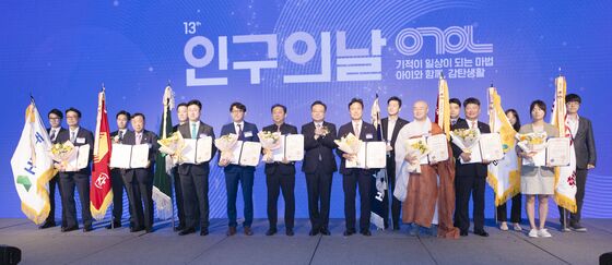 복지부, 인구의날 기념행사 개최…양종희 KB 회장 등에 훈장