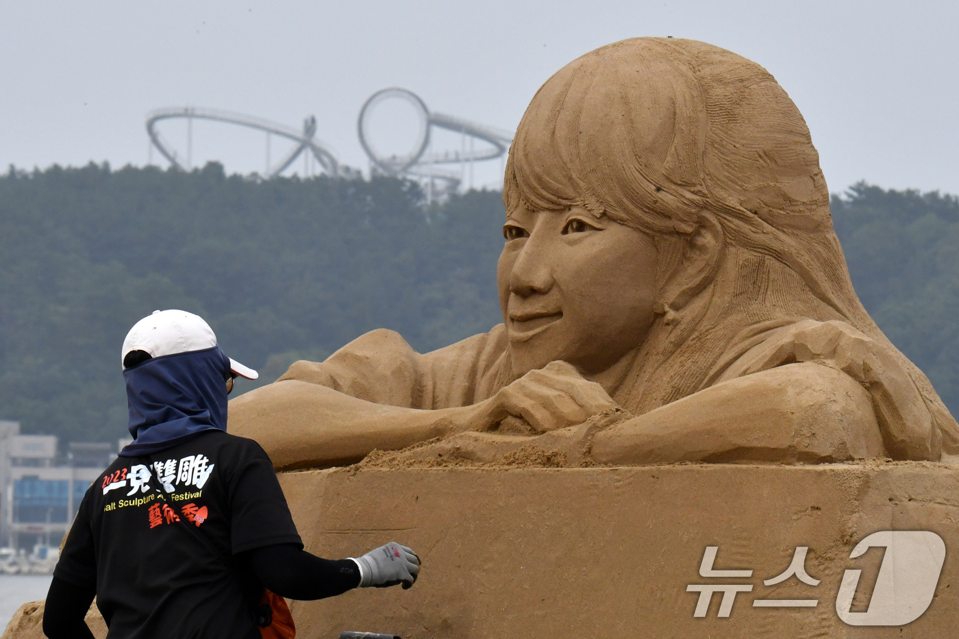 (포항=뉴스1) 최창호 기자 = 11일 오후 경북 포항시 북구 영일대해수욕장 백사장에 모래조각 작품이 설치되고 있다.오는 19일 완성 예정인 대만 딩딩 작가의 '동백꽃필무렵' 주인 …