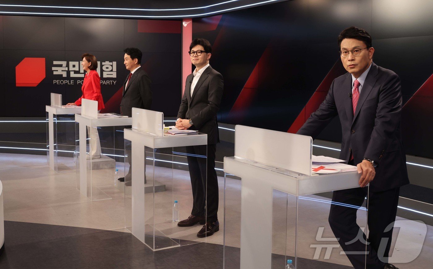 본문 이미지 - 나경원·원희룡·한동훈·윤상현(왼쪽부터) 국민의힘 당 대표 후보 4인이 11일 서울 중구 MBN 스튜디오에서 열리는 2차 당대표 후보 방송토론회 시작에 앞서 단상에 서 있다. (국회사진취재단) 2024.7.11/뉴스1