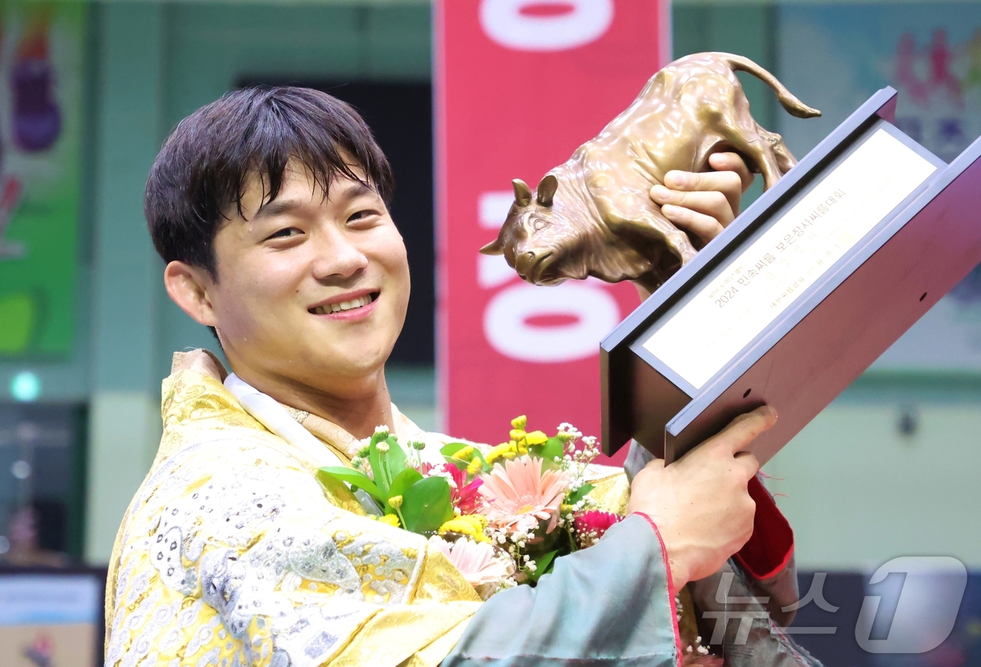 (서울=뉴스1) = 11일 충청북도 보은군 보은국민체육센터에서 열린 ‘위더스제약 2024 민속씨름 보은장사씨름대회’ 금강장사(90kg이하)에 등극한 노범수(울주군청)가 장사인증서와 …
