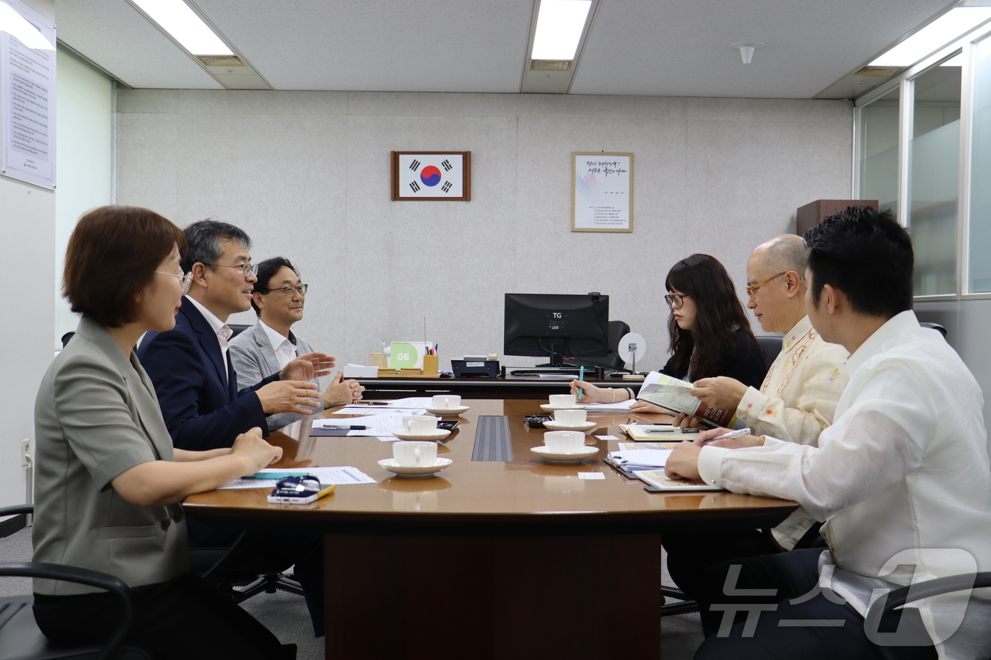 (서울=뉴스1) = 11일 오후 이용철 행정안전부 국가기록원장과 필리핀 ‘빅토리노 마파 마날로’ 문화예술위원장 겸 국가기록원장이 국가기록원 나라기록관에서 한국-필리핀 간 기록관리 …