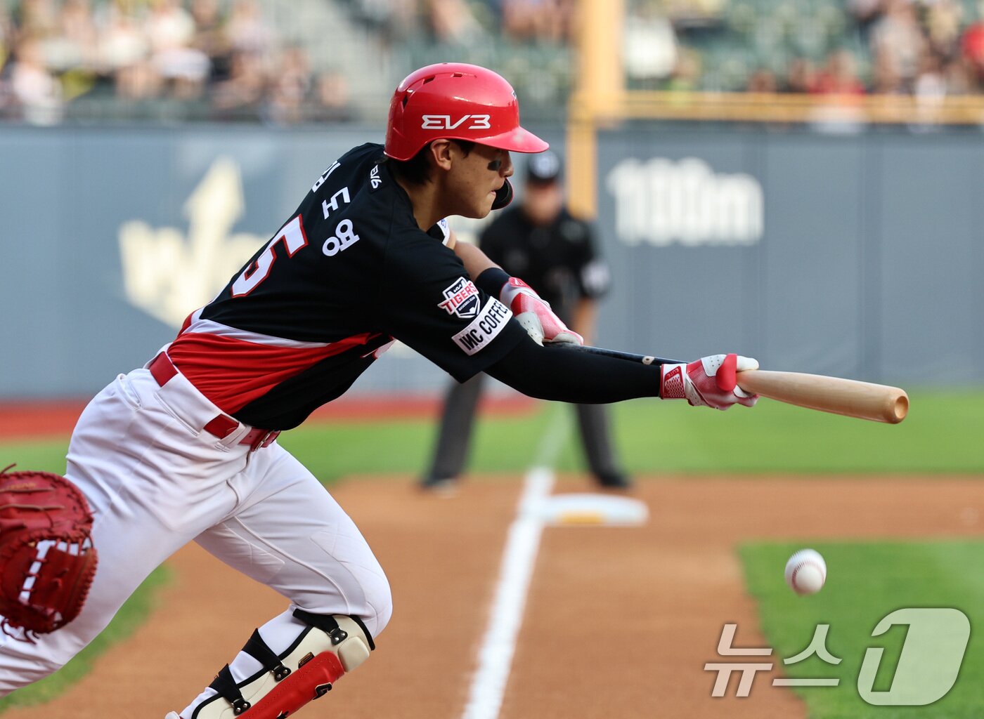 11일 오후 서울 송파구 잠실야구장에서 열린 프로야구 &#39;2024 신한 SOL 뱅크 KBO리그&#39; KIA타이거즈와 LG트윈스의 경기에서 KIA의 1회초 무사 1,2루 상황때 김도영이 투수 왼쪽 앞 번트안타를 치고 있다. 2024.7.11/뉴스1 ⓒ News1 구윤성 기자