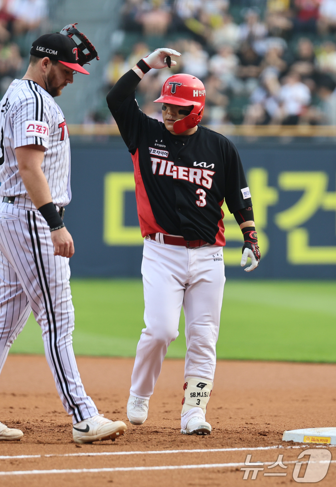 (서울=뉴스1) 구윤성 기자 = 11일 오후 서울 송파구 잠실야구장에서 열린 프로야구 '2024 신한 SOL 뱅크 KBO리그' KIA타이거즈와 LG트윈스의 경기에서 KIA의 1회초 …