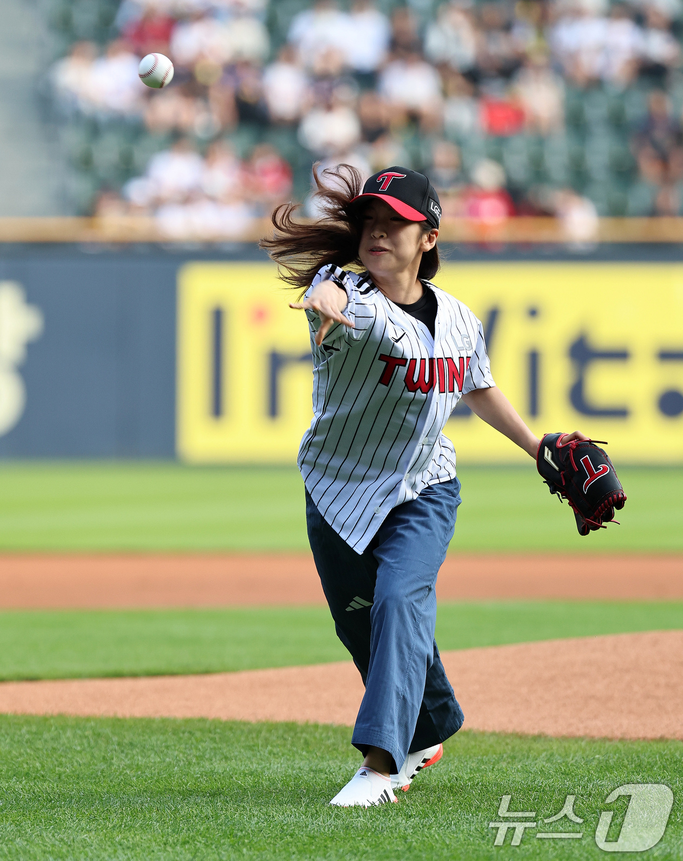 (서울=뉴스1) 구윤성 기자 = 11일 오후 서울 송파구 잠실야구장에서 열린 프로야구 '2024 신한 SOL 뱅크 KBO리그' KIA타이거즈와 LG트윈스의 경기를 앞두고 태권도 품 …