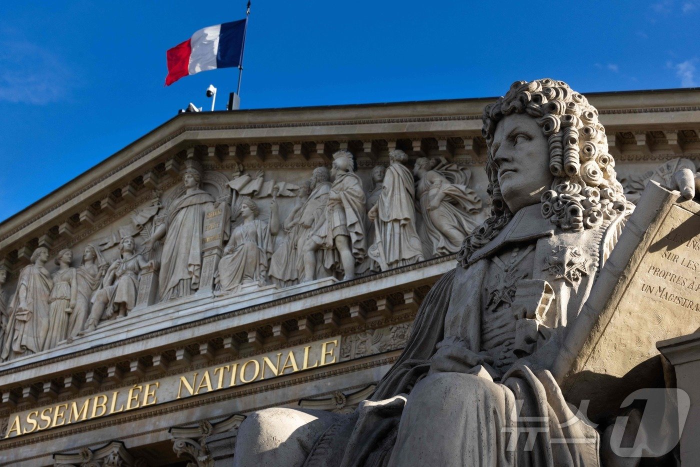 본문 이미지 - 프랑스 국회의사당인 파리 부르봉궁 전면에 프랑스 위대한 재상중 한 명인 앙리 프랑수와 다게소의 동상이 서있다.  2024.07.11 ⓒ AFP=뉴스1 ⓒ News1 이강기자