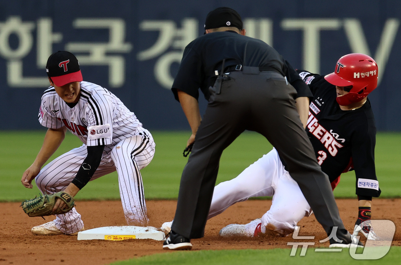 (서울=뉴스1) 구윤성 기자 = 11일 오후 서울 송파구 잠실야구장에서 열린 프로야구 '2024 신한 SOL 뱅크 KBO리그' KIA타이거즈와 LG트윈스의 경기에서 KIA의 4회초 …