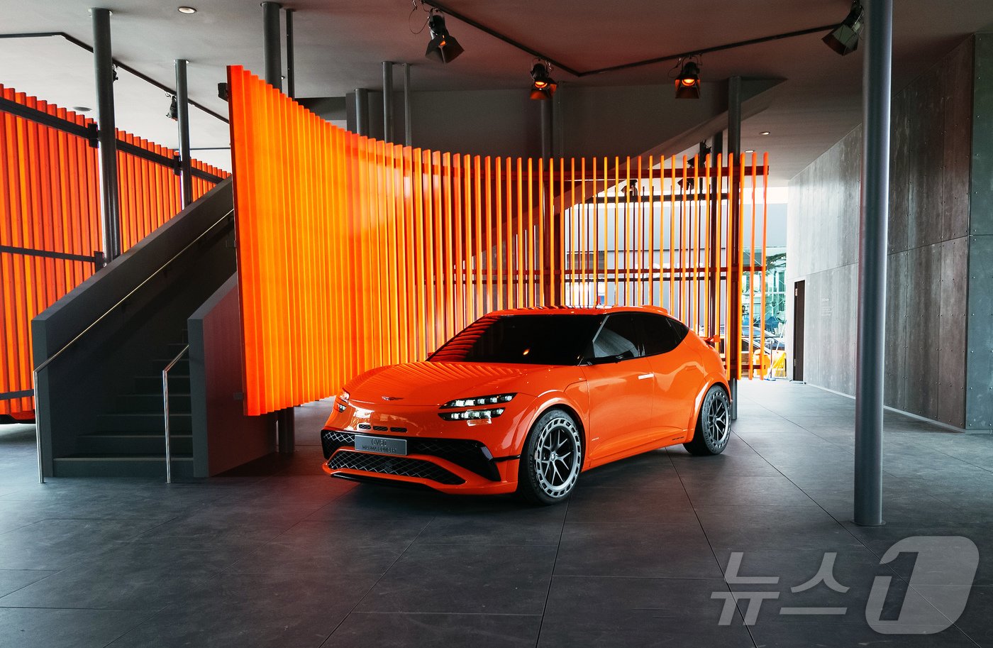 본문 이미지 - 11일(현지시간) 영국 최대 자동차 페스티벌 '2024 굿우드 페스티벌 오브 스피드'에 설치된 제네시스 전시 공간에 GV60 마그마 콘셉트가 전시돼 있다. (현대차·기아 제공) 2024.7.11/뉴스1