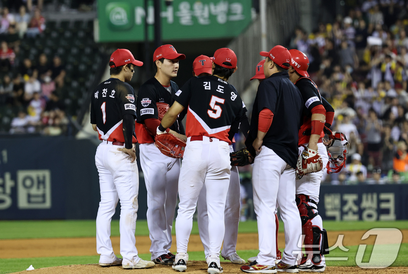(서울=뉴스1) 구윤성 기자 = 11일 오후 서울 송파구 잠실야구장에서 열린 프로야구 '2024 신한 SOL 뱅크 KBO리그' KIA타이거즈와 LG트윈스의 경기, LG의 9회말 2 …