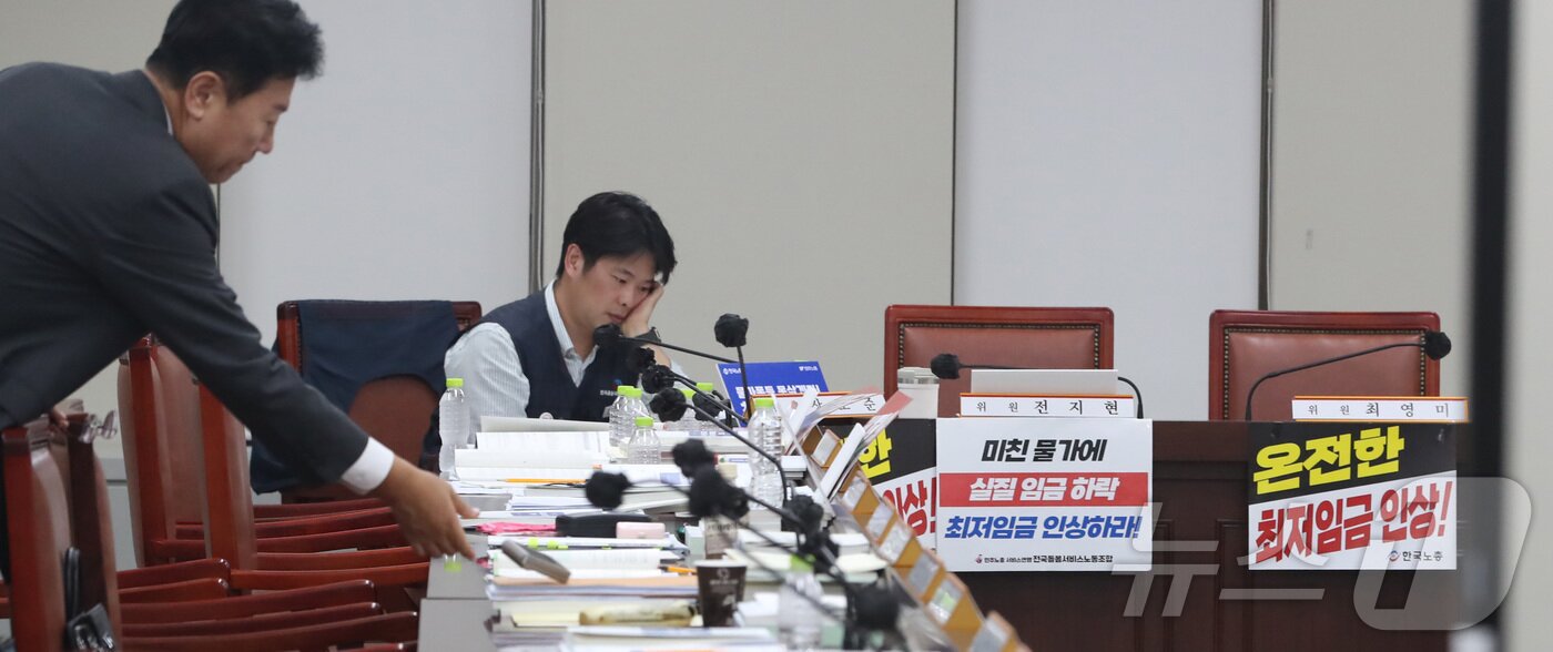본문 이미지 - 12일 새벽 세종시 정부세종청사 최저임금위원회에서 열린 제11차 전원회의에서 공익위원들이 노동계와 경영계 요구안 간의 격차를 줄이기 위한 &#39;심의 촉진구간&#39;으로 1만∼1만290원을 제시한 가운데 회의가 지연되며 노사 위원들이 자리를 지키고 있다. 2024.7.12/뉴스1 ⓒ News1 김기남 기자