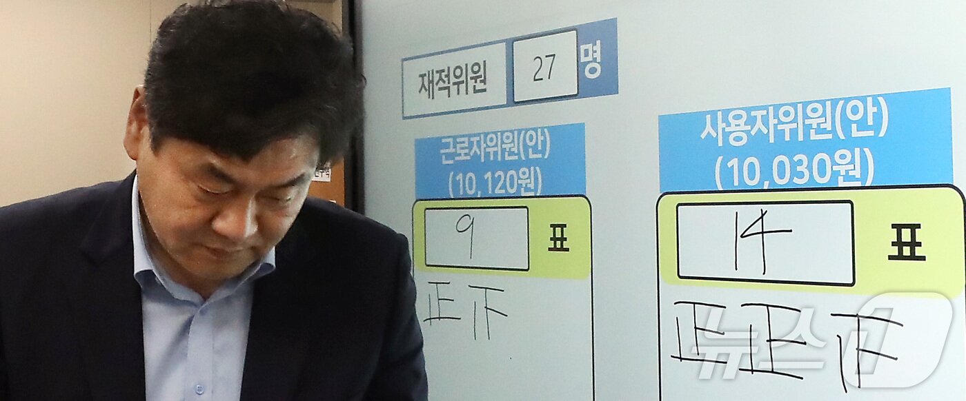본문 이미지 - 이인재 최저임금위원장이 12일 세종시 정부세종청사 최저임금위원회에서 열린 제11차 전원회의 2025년도 최저임금 결정된 뒤 브리핑을 마치고 회의실을 나서고 있다. 2024.7.12/뉴스1 ⓒ News1 김기남 기자